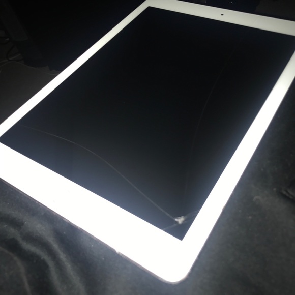 iPAD PRO 9” - Picture 2 of 4